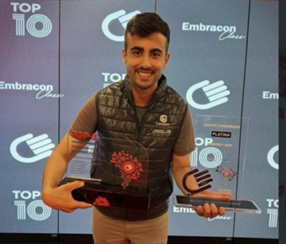 Matheus com as premiações de top 3 e Platina em consórcio